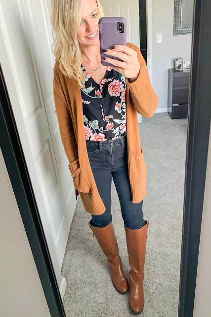 How to Style a Floral Top for Fall || Black jeans with floral top