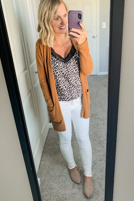 Fall outfit with white jeans #whitejeans #falloufit