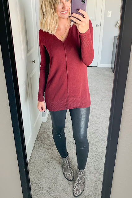 Mom-friendly outfit with faux leather leggings #fauxleatherleggings #leggings