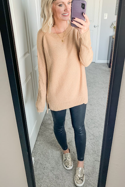 Mom-friendly outfit with faux leather leggings #fauxleatherleggings #leggings