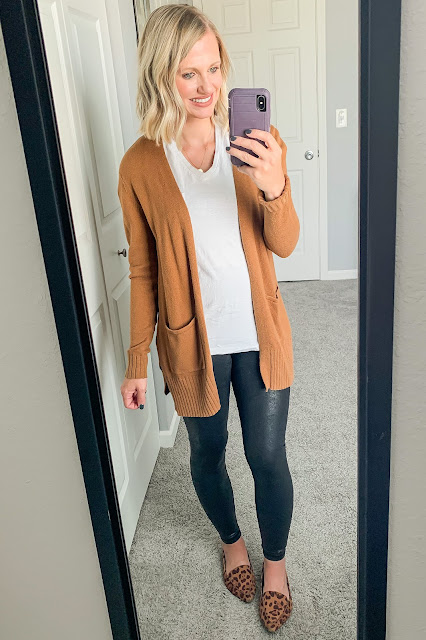 Mom-friendly outfit with faux leather leggings #fauxleatherleggings #leggings