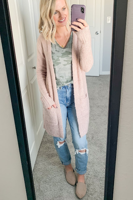 Mom jeans and camo t-shirt #momjeans