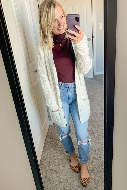 Mom jeans with turtleneck top #momjeans