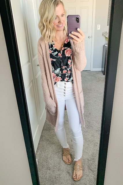 Mom-Friendly Outfits Wearing White Jeans