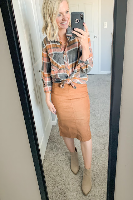 9 Fall Outfit Ideas With a Plaid Shirt
