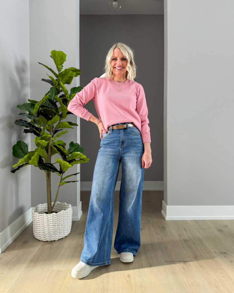 how to wear sweatpant jeans with sneakers