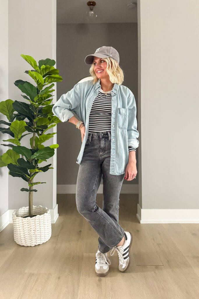 how to wear grey jeans casual outfit with hat